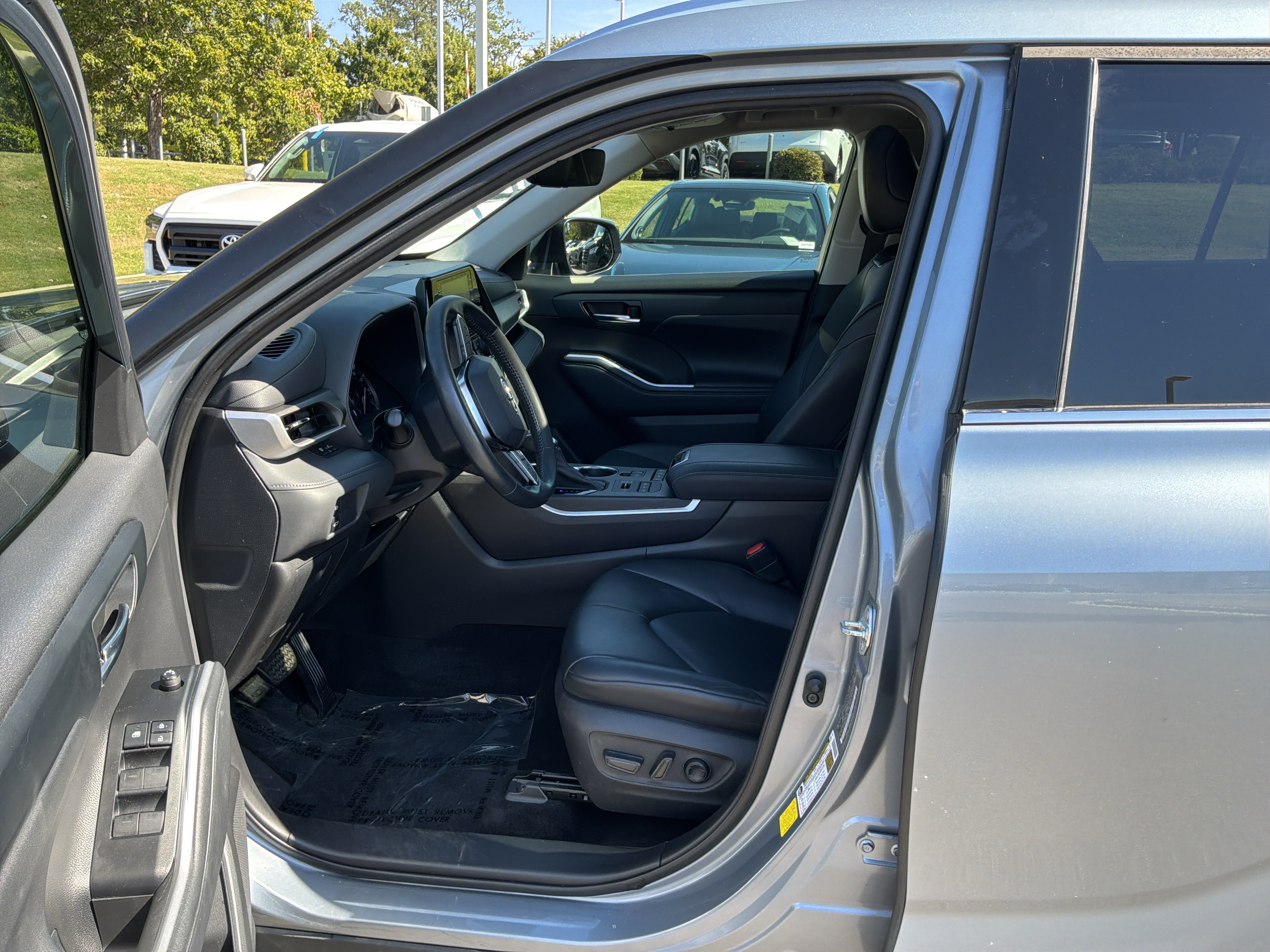 Used 2021 Toyota Highlander XLE AWD/4WD image 16