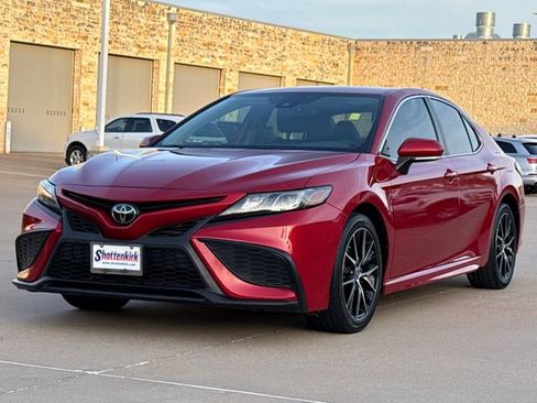 Used 2022 Toyota Camry SE FWD image 3