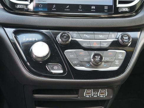 Used 2025 Chrysler Pacifica Select FWD image 21