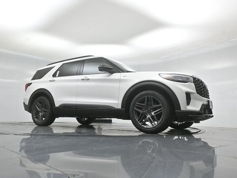 New 2026 Ford Explorer ST-Line image 3