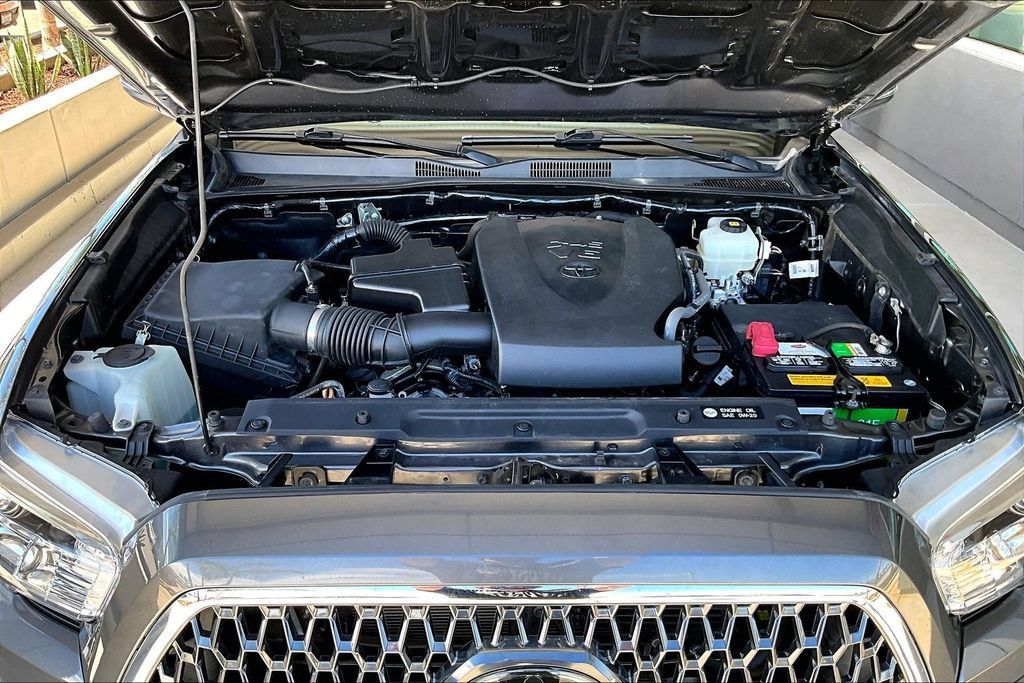 Used 2018 Toyota Tacoma TRD Off-Road w/ Technology Package AWD/4WD image 29