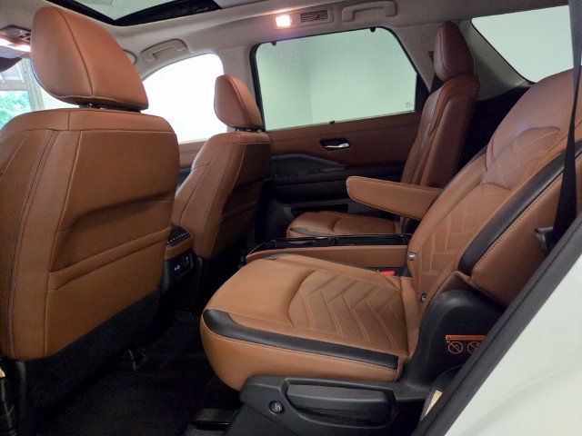 Used 2024 Nissan Pathfinder Platinum AWD/4WD image 13