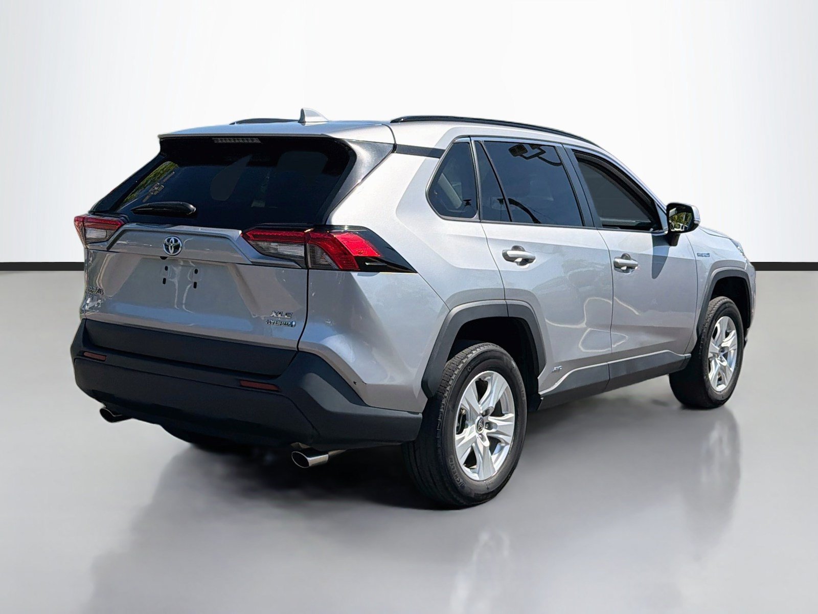 Used 2021 Toyota RAV4 XLE AWD/4WD image 5