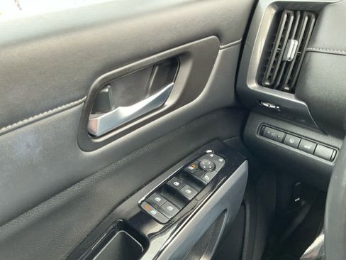 Used 2023 Nissan Pathfinder SL image 19