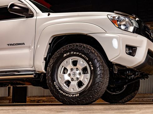 Used 2015 Toyota Tacoma 4x4 Access Cab V6 w/ TRD Off-Road Package image 11