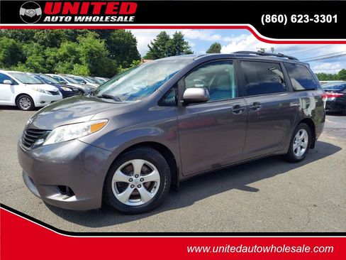 Used 2014 Toyota Sienna LE FWD image 1