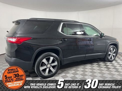 Used 2021 Chevrolet Traverse LT w/ LT Premium Package image 3