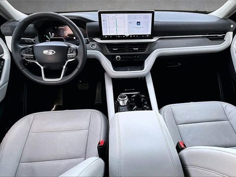 Certified 2025 Ford Explorer Platinum w/ Ultimate Package image 11