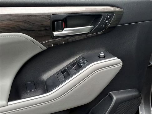 Used 2021 Toyota Highlander Limited image 7