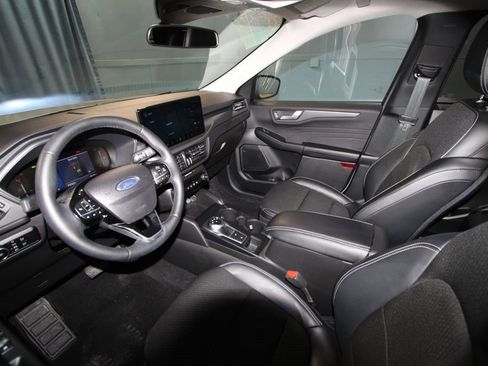 Used 2025 Ford Escape SE w/ Class II Trailer Tow Package FWD image 2