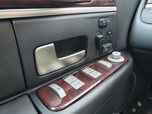 Used 2010 Lincoln Town Car Signature Limited image 19