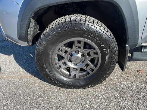 Used 2018 Toyota Tacoma TRD Off-Road image 10