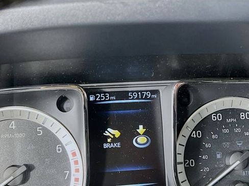 Used 2017 Nissan Titan SV image 11