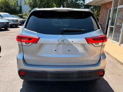 Used 2019 Toyota Highlander XLE AWD/4WD image 3