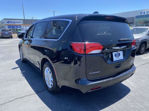 Used 2022 Chrysler Voyager LX FWD image 5