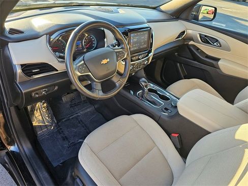 Used 2022 Chevrolet Traverse LT image 2