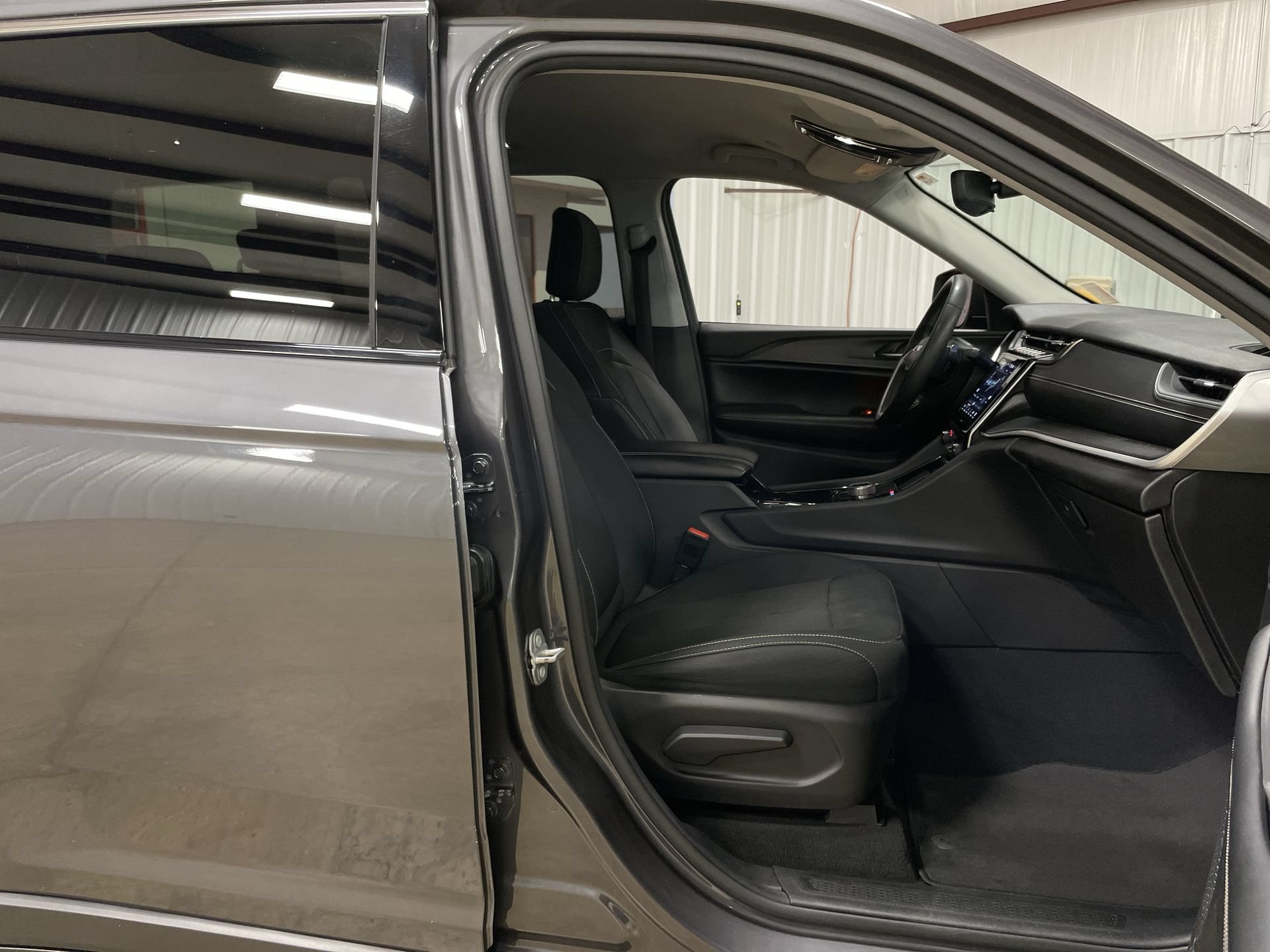 Used 2023 Jeep Grand Cherokee L Laredo w/ Luxury Tech Group I AWD/4WD image 28
