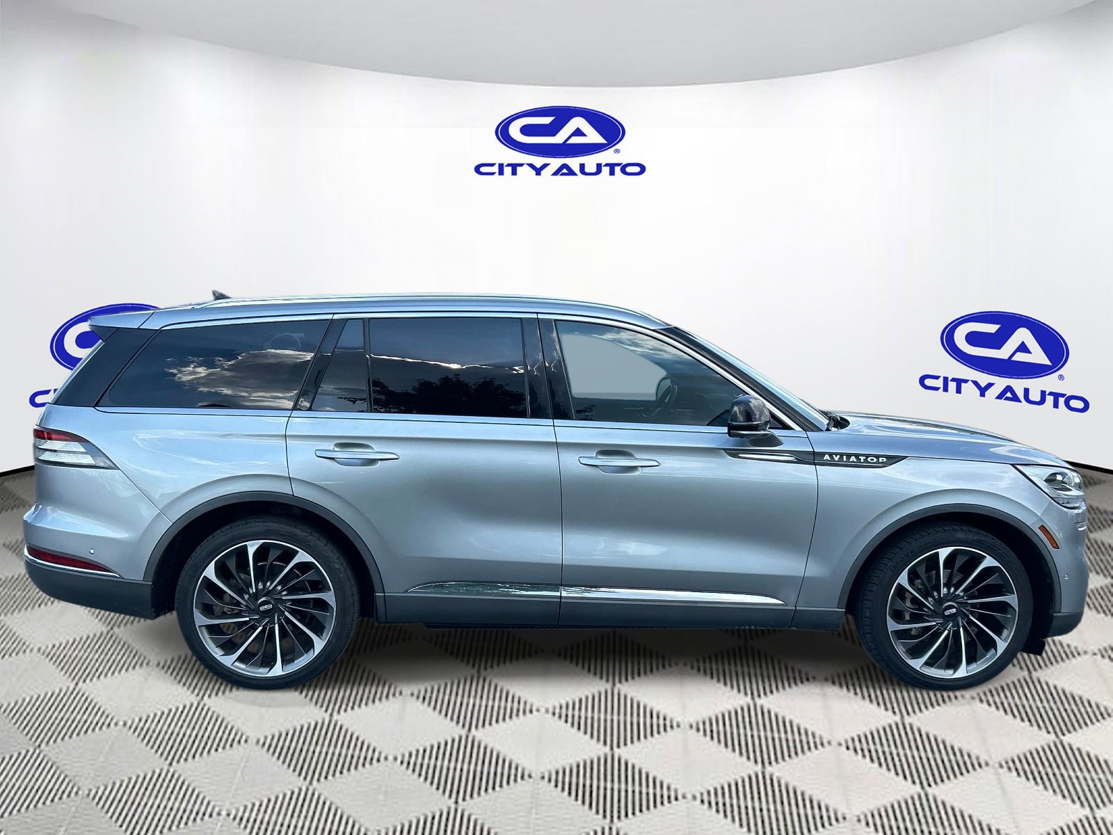 Used 2021 Lincoln Aviator Reserve w/ Equipment Group 202A AWD/4WD image 2