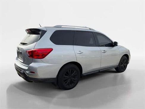 Used 2018 Nissan Pathfinder SL image 3