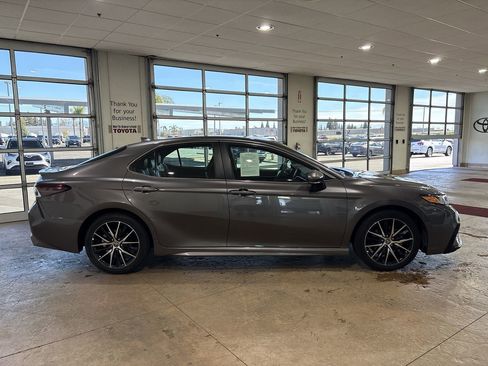 Used 2024 Toyota Camry SE w/ Convenience Package image 3