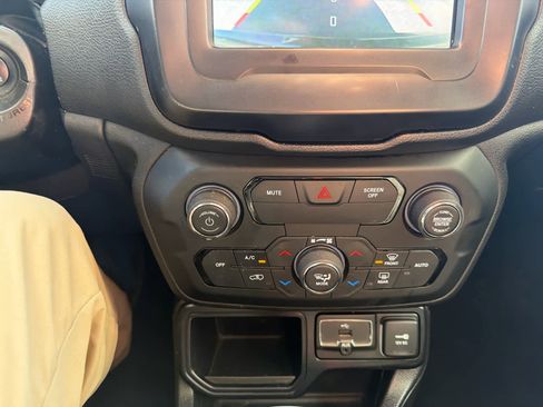 Used 2018 Jeep Renegade Latitude image 26