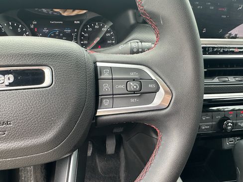 Used 2025 Jeep Compass Trailhawk AWD/4WD image 19