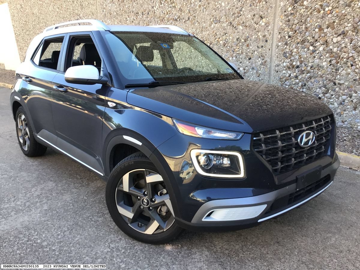 Used 2023 Hyundai Venue Limited w/ Cargo Package FWD image 4