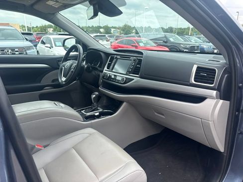 Used 2019 Toyota Highlander XLE AWD/4WD image 26