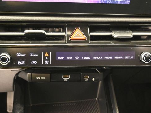 Used 2023 Kia Niro EX image 27