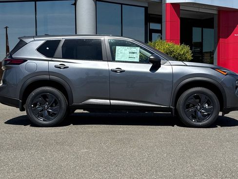 Used 2026 Nissan Rogue SV FWD image 3