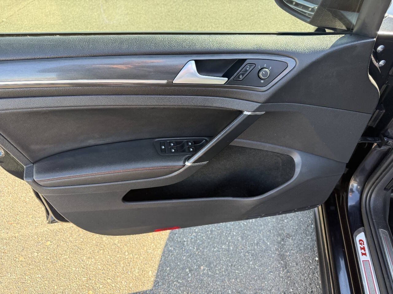 Used 2018 Volkswagen GTI SE FWD image 17