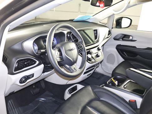 Used 2024 Chrysler Pacifica Touring-L image 2