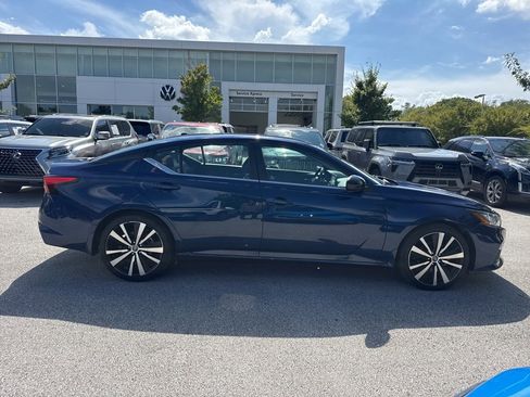 Used 2022 Nissan Altima 2.5 SR image 2