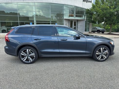 Used 2026 Volvo V60 B5 Cross Country Plus AWD/4WD image 11