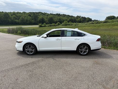 Used 2024 Honda Accord EX image 2