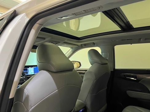 Certified 2020 Toyota Highlander Limited Platinum image 12