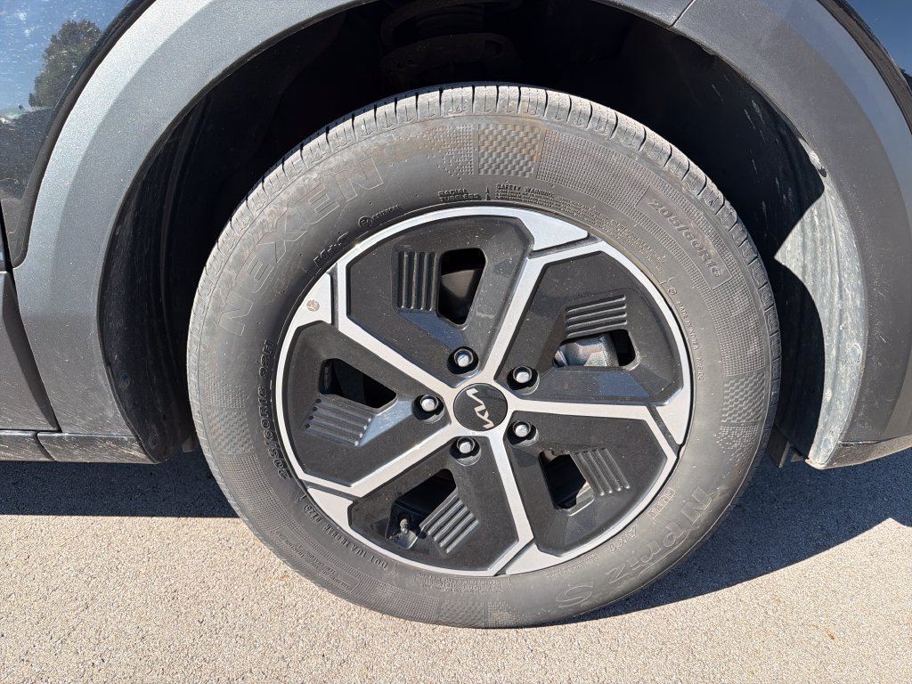 Used 2025 Kia Niro EX FWD image 13
