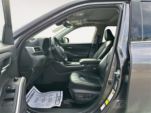 Used 2022 Toyota Highlander XLE image 9