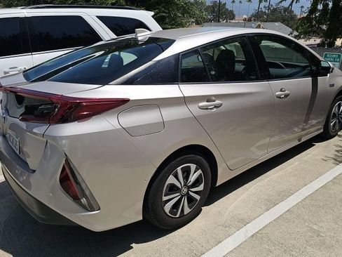 Used 2019 Toyota Prius Prime Advanced FWD image 2