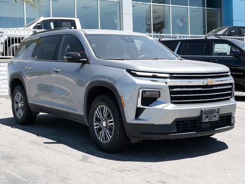 Used 2024 Chevrolet Traverse LT AWD/4WD image 2