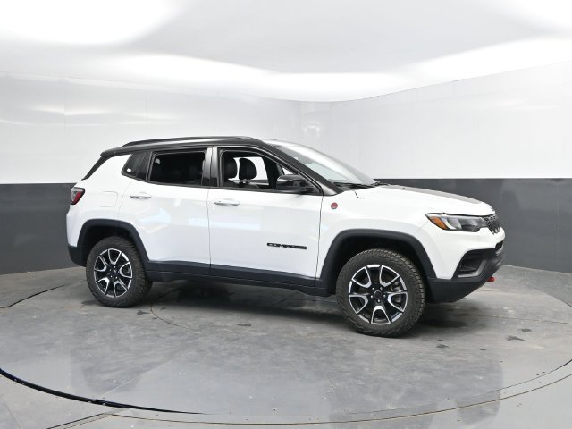 Used 2025 Jeep Compass Trailhawk AWD/4WD image 3