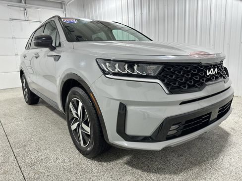 Used 2022 Kia Sorento EX image 3