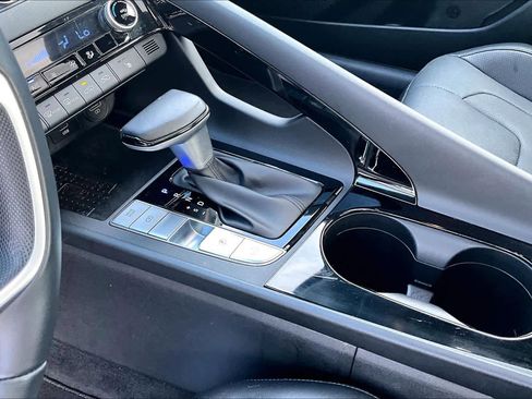 Used 2022 Hyundai Elantra Limited w/ Preferred Accessory Package image 17