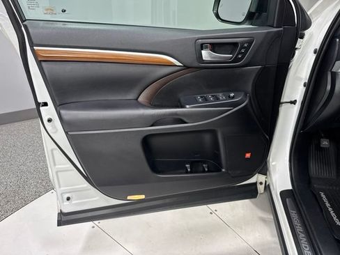 Used 2019 Toyota Highlander Limited Platinum AWD/4WD image 13