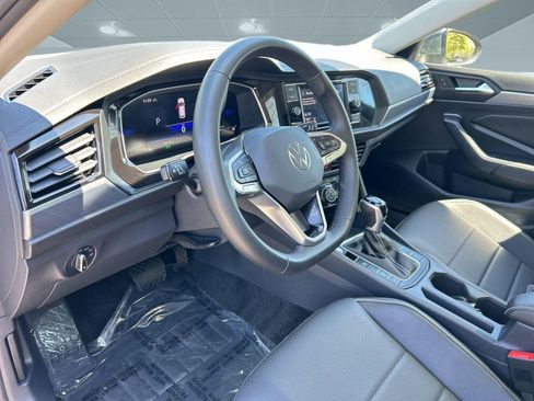 Used 2024 Volkswagen Jetta SE FWD image 4