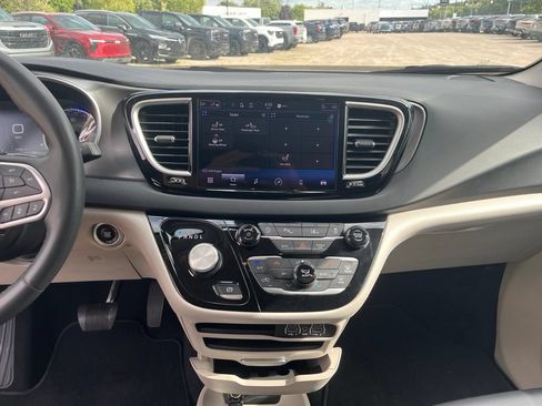 Used 2023 Chrysler Pacifica Touring-L FWD image 28