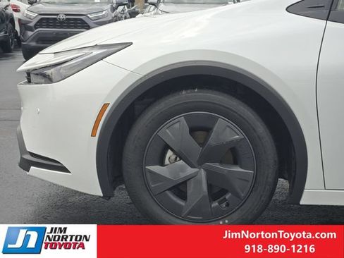 Used 2025 Toyota Prius LE FWD image 8