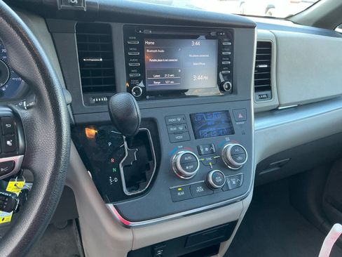 Used 2018 Toyota Sienna LE w/ Carpet Mat Package FWD image 12