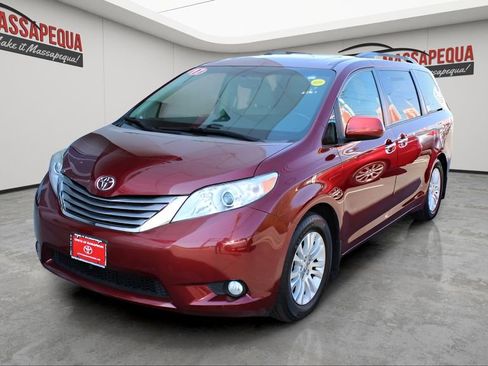 Used 2017 Toyota Sienna XLE w/ XLE Navigation Package FWD image 1