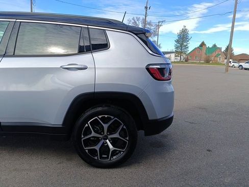Used 2025 Jeep Compass Limited image 5